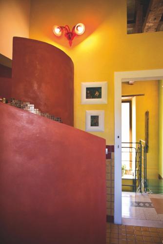 a kitchen with a red counter and yellow walls at Spazio seicentesco in Fossombrone