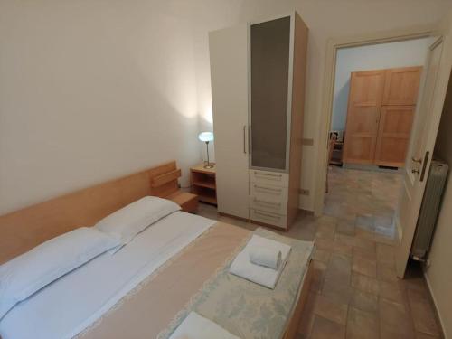um quarto com uma cama grande e um espelho grande em Amalia by the Sea - Quercianella - Piano Terra em Case Fortullino