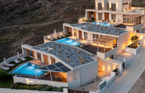 eine Luftansicht eines Hauses mit zwei Swimmingpools in der Unterkunft Sueno Villas in Panormos