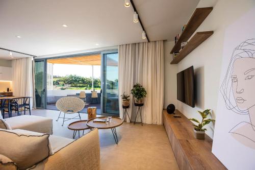 Ruang duduk di Sueno Villas