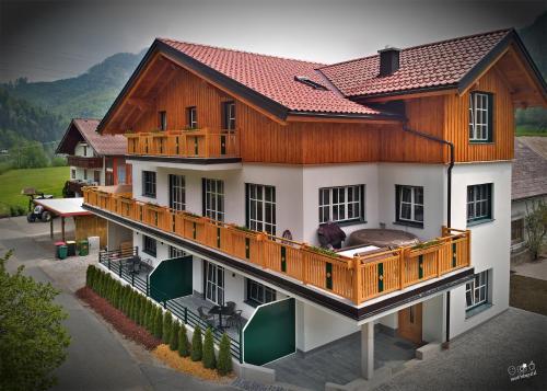 巴德伊舍的住宿－Landhaus Seppenbauer，房屋设有木制甲板和阳台