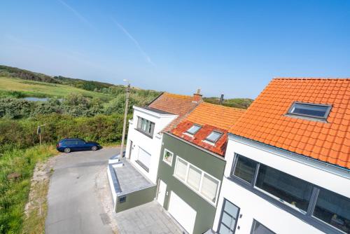 a car parked in a parking lot between two buildings at Duinenhuisje in Ostend