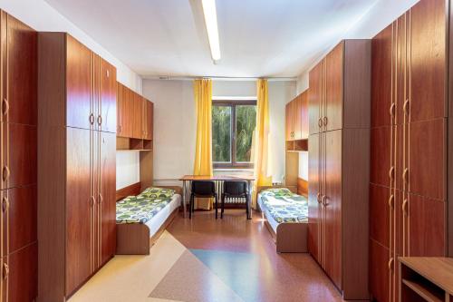 Postel nebo postele na pokoji v ubytování Dizzy Daisy Hostel