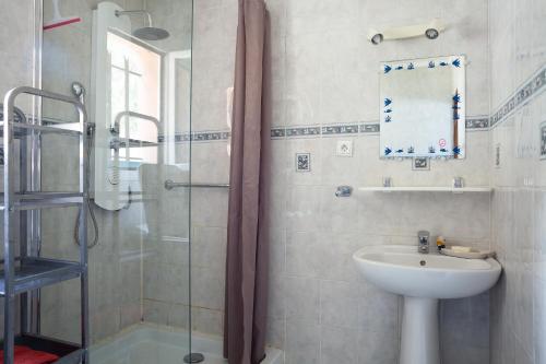 a bathroom with a sink and a shower at Appartement Avec Piscine Et Cuisine in Roquefort-la-Bédoule