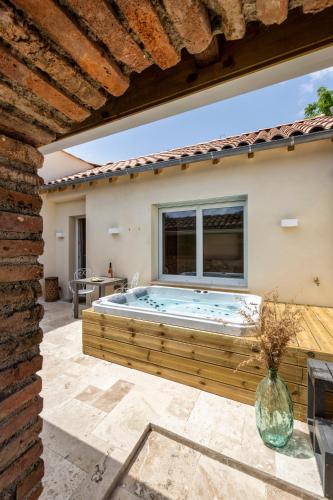a hot tub in the backyard of a house at l'Alcove - SPA&SAUNA privé - Oliveraie d'Eurocentre in Castelnau-dʼEstrétefonds