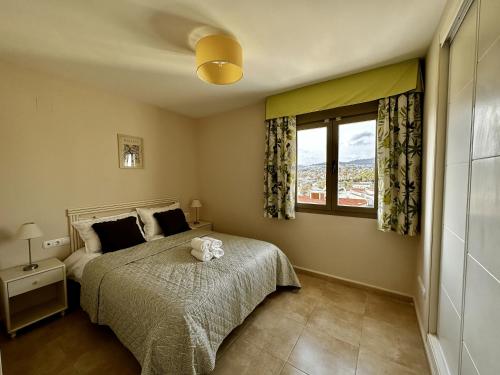 een slaapkamer met een bed met een teddybeer erop bij Esmeralda Suites in Calpe