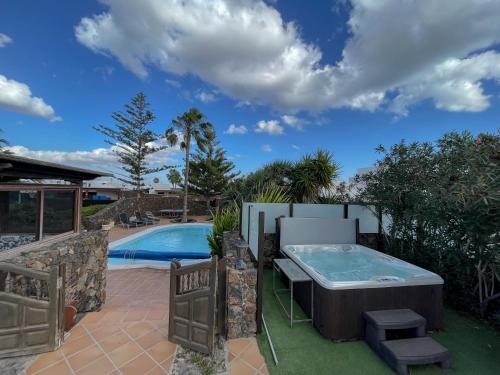 Bazén v ubytovaní Villa Piscine Jacuzzi Puerto Del Carmen alebo v jeho blízkosti
