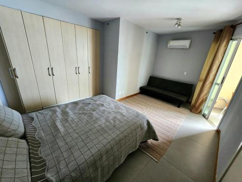 1 dormitorio con cama y sofá en ApartHotel Villa Del Sol, en Río de Janeiro