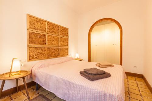 a bedroom with a bed and a large mirror at En el Corazón de Barcelona in Barcelona