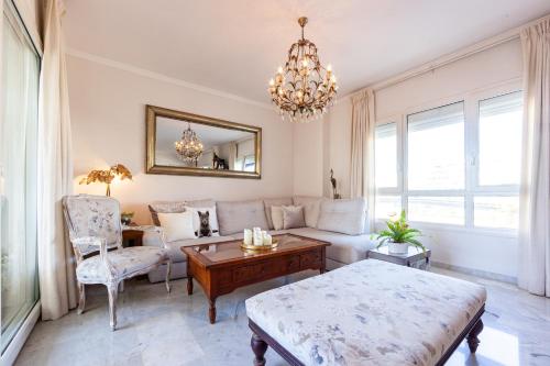 - un salon avec un canapé et une table dans l'établissement San Pedro del Mar, à Marbella