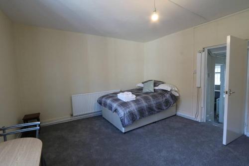 a bedroom with a bed in the corner of a room at Flat 2 @ 28 Chilkwell Street in Glastonbury