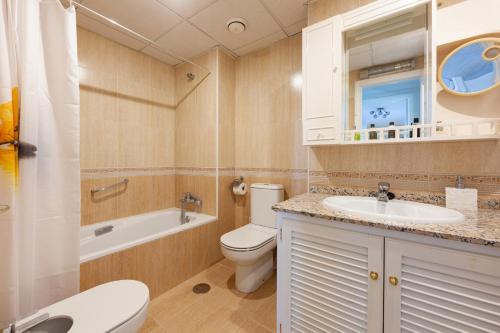 La salle de bains est pourvue de toilettes, d'un lavabo et d'une baignoire. dans l'établissement San Pedro del Mar, à Marbella