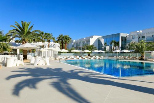 Bazén v ubytovaní Blanco Hotel Formentera alebo v jeho blízkosti