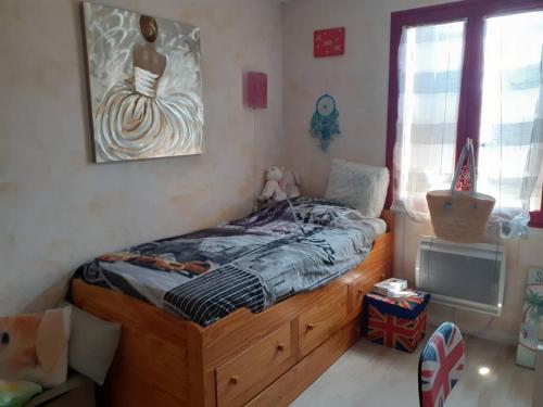 1 dormitorio con 1 cama con una pintura en la pared en VILLA DE CHARME sur la Côte d'Azur, en Tourrette-Levens