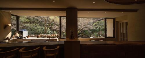 ein Restaurant mit einer Theke und einem großen Fenster in der Unterkunft moksa in Kyoto