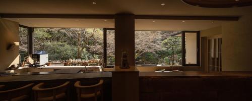um restaurante com um balcão com uma grande janela em moksa em Quioto