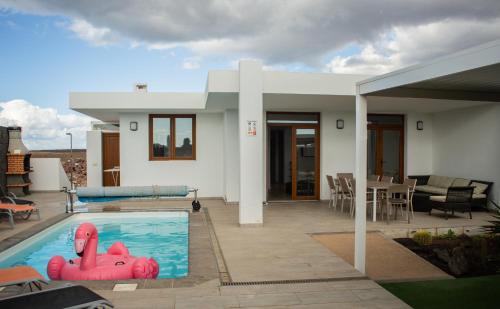 una piscina frente a una casa en VILLA BLANCA, en Playa Blanca