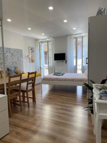 een woonkamer met een bed en een eettafel bij Holiday Studio in Centro Storico Intra in Intra