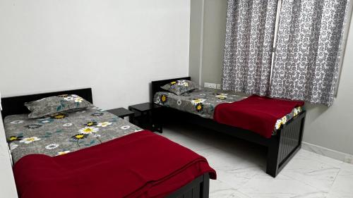 Un pat sau paturi într-o cameră la Annapoorna Residency