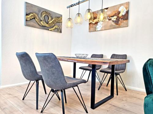 a dining room with a wooden table and chairs at HappySide - iNDUSTRiAL DESiGN - KÜCHE - CiTY NAH - in Leipzig