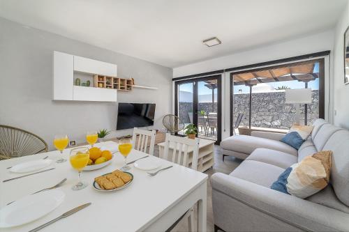 Casa OASIS DEL SOL, prívate villa in Playa Blanca