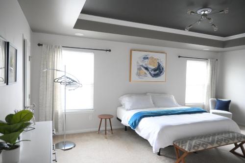 een slaapkamer met een bed en 2 ramen bij The Sunshine Home in West Henrietta