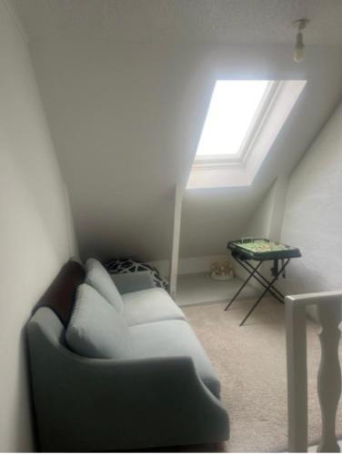a living room with a couch and a window at charmigt radhus i centrala Göteborg in Gothenburg