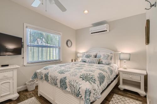 um quarto branco com uma cama e uma janela em Nini's Cottage 4bd 3ba Vacation Rental em West Palm Beach