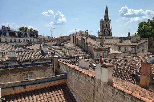 - Vistas a una ciudad con tejados y una iglesia en Charming 48 m apartment in downtown Avignon, en Aviñón