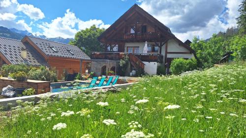 Taman di luar Chalet SERRE CAMBEOU Piscine&spa