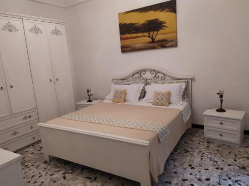 サン・ミケーレ・サレンティーノにあるCasa Stellaの白いベッドルーム(白いベッド1台、白いキャビネット付)