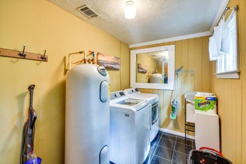 Koupelna v ubytování Georgia Vacation Rental 3 Mi to Downtown Columbus