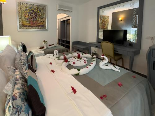 una sala de estar con una cama con flores. en Tiana Beach Resort, en Turgutreis