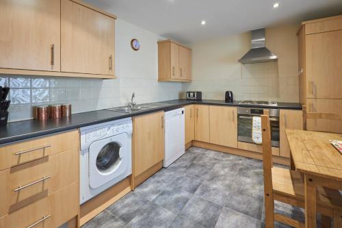 een keuken met een wasmachine en droger. bij Host & Stay - Scotsgate House in Berwick-Upon-Tweed