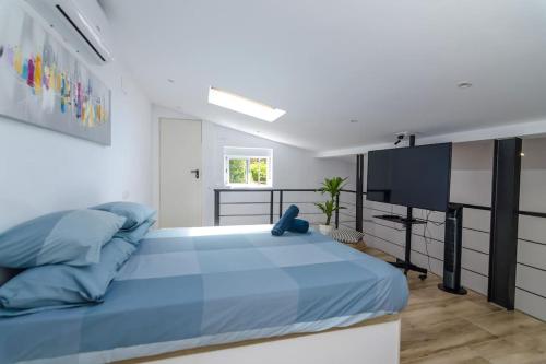 1 dormitorio con 1 cama azul grande en una habitación en Luxury apartament Lloret, en Lloret de Mar