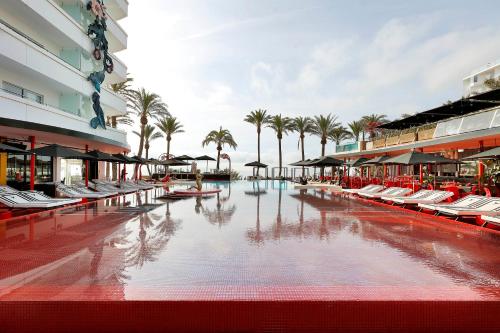 Bazén v ubytování The Unexpected Ibiza Hotel - Ushuaïa Club entrance included nebo v jeho okolí