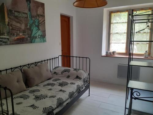 un salon avec un lit dans une chambre dans l'établissement Les chênes blancs, à Aubin