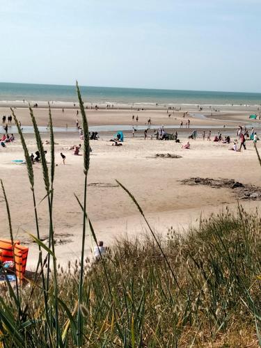 a beach with a lot of people on it at Le grenier de Mamou in Hesdigneul-lès-Boulogne