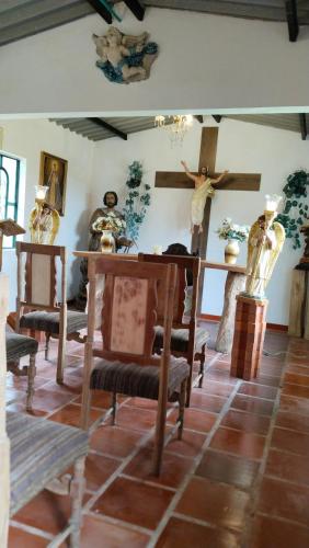 Zimmer mit Tisch und Stühlen in der Unterkunft Casa en el aire, Finca el Paraíso in La Selva