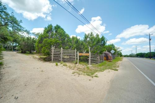 Φωτογραφία από το άλμπουμ του Snuggle Inn Wimberley Cabin with Fire Pit and Deck σε Wimberley