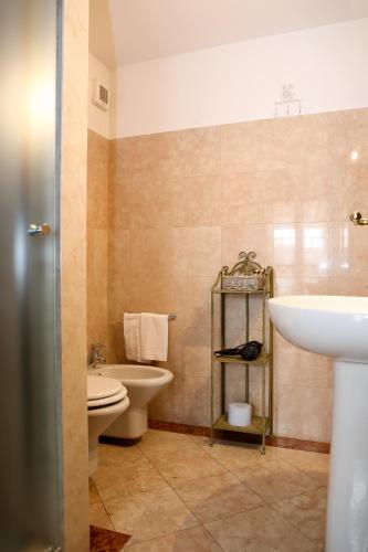 a bathroom with a sink and a toilet at B&B Casa del Teatro in Mantova