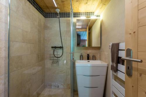 Ванна кімната в Eco-gite Dans Chalet Neuf Au Pied