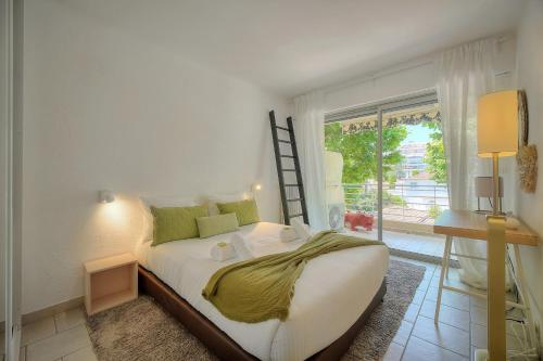 une chambre avec un grand lit et une fenêtre dans l'établissement IMMOGROOM - MODERN with TERRACE - AIR CONDITIONING - WIFI, à Cannes