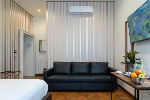 Postel nebo postele na pokoji v ubytování Varese Suites