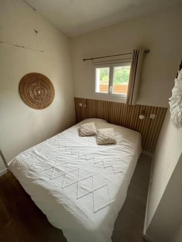 une chambre avec un lit blanc avec une fenêtre dans l'établissement La Séverino - SPA - Les Issambres - Meublé de tourisme 3 étoiles, à La Garonnette-Plage