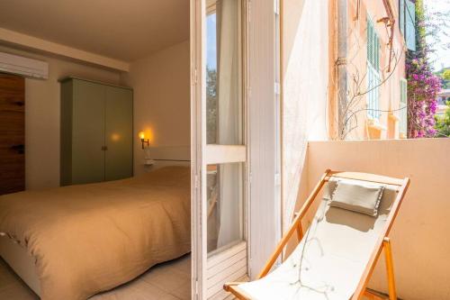 une chambre avec un lit et une fenêtre dans l'établissement Ile de Porquerolles, KerMarc, appartement lumineux avec grande terrasse, à Porquerolles