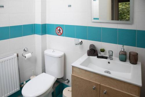 Et badeværelse på Aegina Town Apartment , with Private Parking