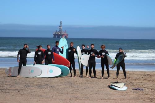 Επισκέπτες που μένουν στο Salty Jackal Surf Camp