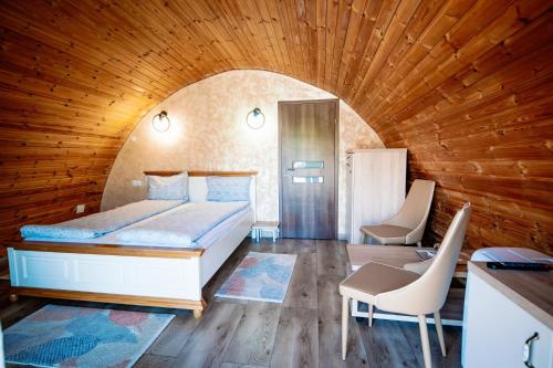 1 dormitorio con 1 cama y 2 sillas en una habitación en Montana Garden, en Răşinari