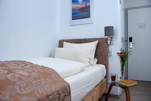 Una cama o camas en una habitación de Hotel von Stephan